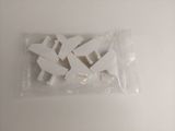 un sac contenant des figurines en plastique blanc posé sur une table