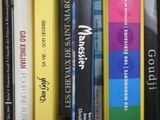 plusieurs livres qui se trouvent ensemble sur une étagère