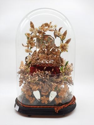 un dôme de verre avec une horloge à l'intérieur