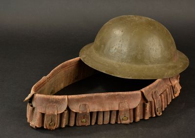 un vieux casque orné de franges sur fond noir