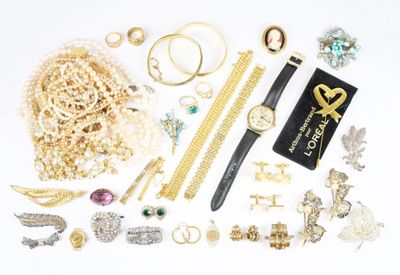 de nombreux types de bijoux sur la table