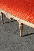 Canapé corbeille en bois peint beige mouluré et sculpté de b… (photo 6)