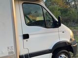 une camionnette blanche garée sur le bord de la route