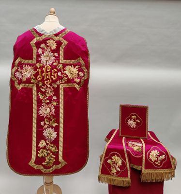deux morceaux de tissu rouge et or ornés d'une croix