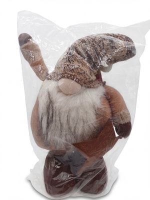 une peluche dans un sac en plastique sur fond blanc