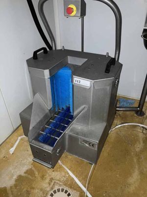 a machine that is sitting on the floor in a room