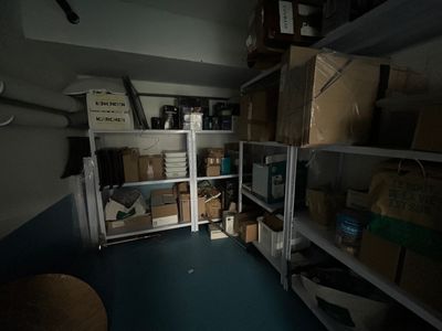 une pièce avec beaucoup de boîtes et de cartons sur les étagères