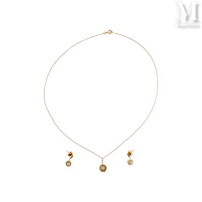 un ensemble composé d'un collier et de boucles d'oreilles en or, sur fond blanc