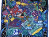 un gros plan sur une couette en patchwork aux couleurs vives, ornée d'oiseaux et de fleurs