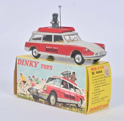 une petite voiture rouge avec une planche de surf posée dessus