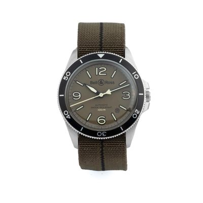 une image d'une montre sur fond blanc, avec un bracelet marron