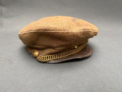 un chapeau marron avec une chaîne autour du bord
