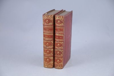 deux livres posés l'un sur l'autre sur une surface blanche