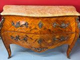 une commode en bois avec un plateau en marbre