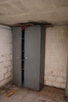 une armoire métallique dans un coin de la pièce