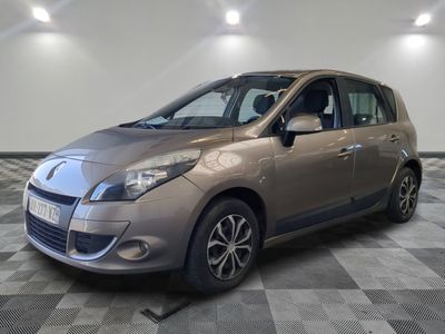la voiture argentée est garée dans le garage sur un sol en damier