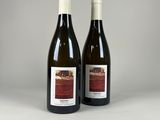 deux bouteilles de vin posées l'une à côté de l'autre sur une table