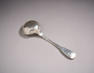Cuillère à saupoudrer en argent du modèle double filets, le …