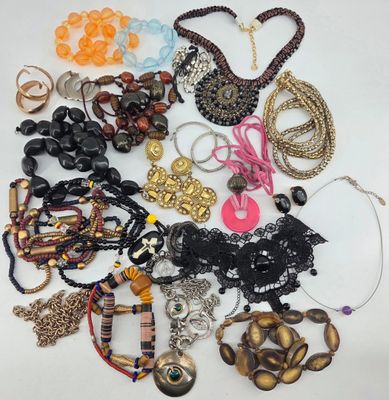 BIJOUX. Lot de bijoux fantaisies.