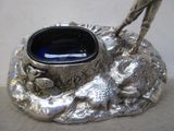 une figurine en argent contenant un bol bleu