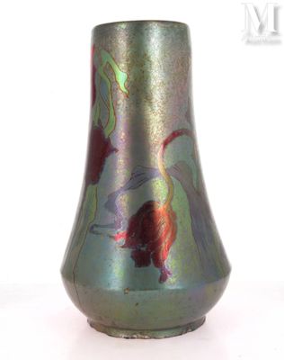 un vase vert orné d'une fleur rouge