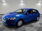une voiture bleue est garée sur le sol à carreaux d'un garage