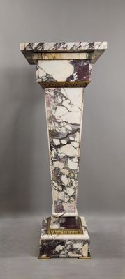 Colonne gaine en marbre brèche violette, garnitures en bronz…