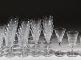un grand nombre de verres à vin posés sur une table
