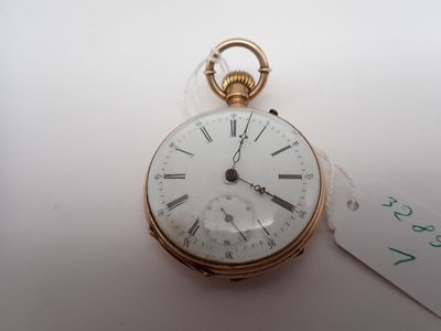 une montre de poche en or avec des chiffres romains