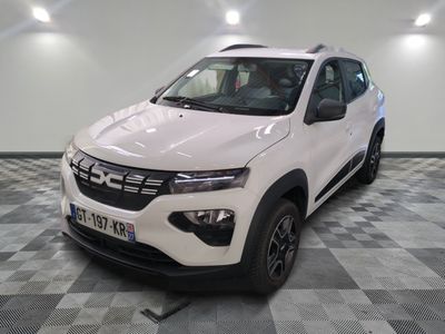 la voiture blanche est garée dans le garage sur un sol en damier