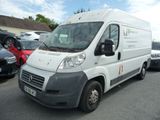 une camionnette blanche garée dans un parking