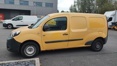 une camionnette jaune garée dans un parking