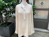 une photo d'une robe de mannequin posée sur un pied à mannequin devant un immeuble
