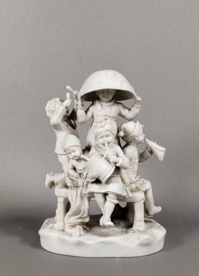 figurine représentant une femme assise sur un banc avec deux enfants
