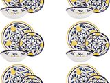un service de table composé de six pièces aux motifs floraux bleus et jaunes sur fond blanc