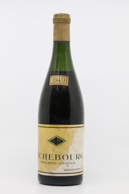 une bouteille de vin avec une étiquette, posée sur une surface blanche