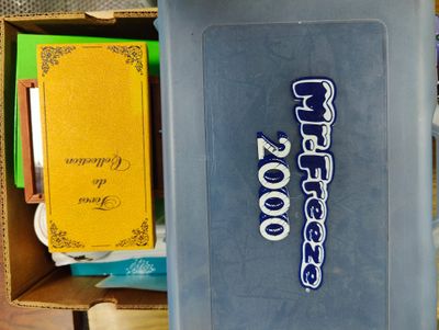 une boîte contenant une sorte de livre