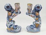 paire de figurines bleues et blanches représentant deux chiens tenant un livre