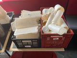 un panier rouge rempli d'objets en plastique posé sur une table