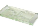 plateau en acrylique vert translucide orné d'un motif de labyrinthe