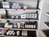 de nombreux rayons remplis de produits cosmétiques dans le magasin