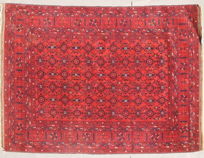 un tapis persan ancien aux motifs rouges et bleus