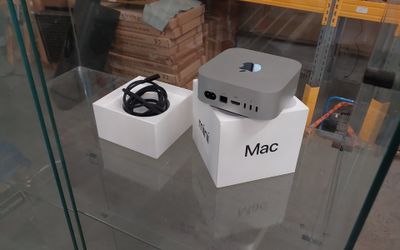 deux produits Apple exposés dans une vitrine
