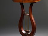une petite table avec un plateau et un piètement en bois