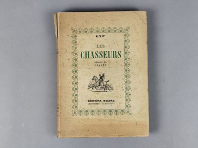 un vieux livre posé sur une table à côté d'une table blanche