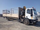 un camion blanc garé dans un parking