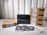 quatre boîtes contenant du matériel électronique posées sur une table