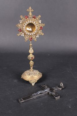 une image représentant une croix et une croix posée sur une table