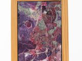 marbre violet et vert dans un cadre en bois sur fond blanc
