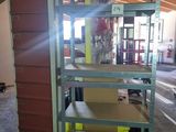 une étagère comportant plusieurs tablettes, située dans une pièce